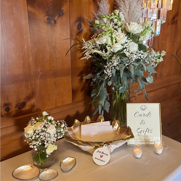 🌻6-Gorgeous pearl painted and gold trimmed shells - Picture 2 of 14